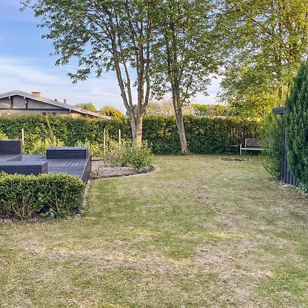 2 Bedroom Lovely In Holiday home